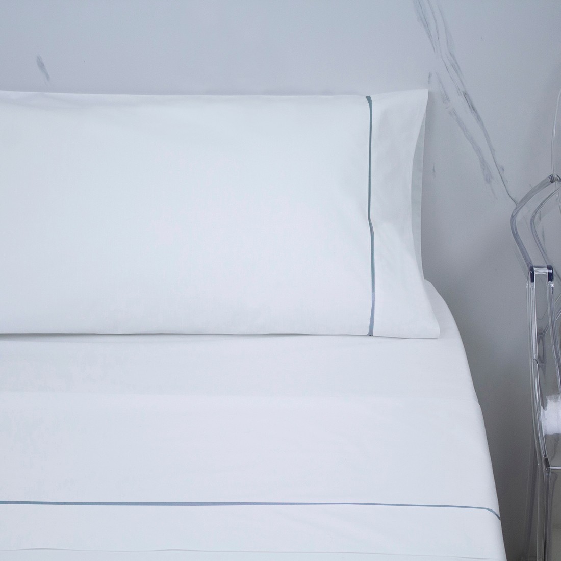 JUEGO SABANAS ELEGANCE PERCAL 200 HILOS BLANCO con ribete gris satinado