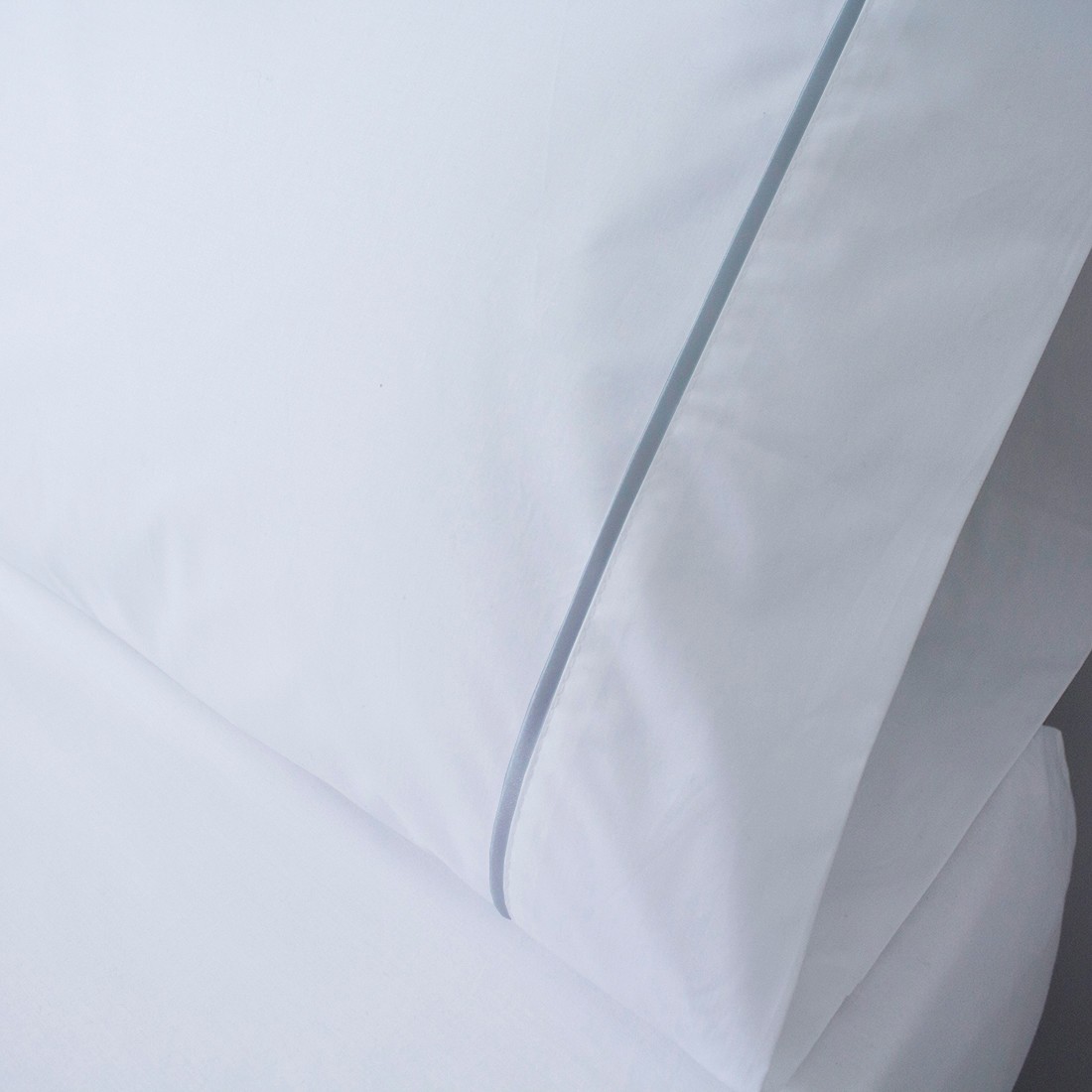 JUEGO SABANAS ELEGANCE PERCAL 200 HILOS BLANCO con ribete gris satinado - Imagen 2