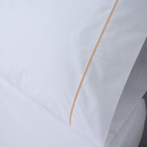 JUEGO SABANAS ELEGANCE PERCAL 200 HILOS BLANCO con ribete beige satinado